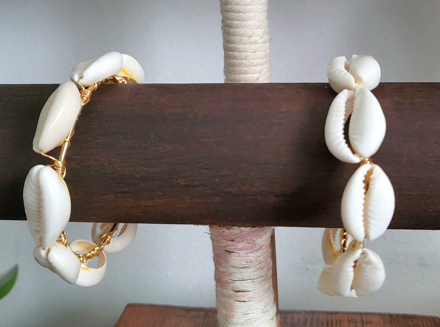 Boucles d'oreilles créoles en coquillage cauris naturel