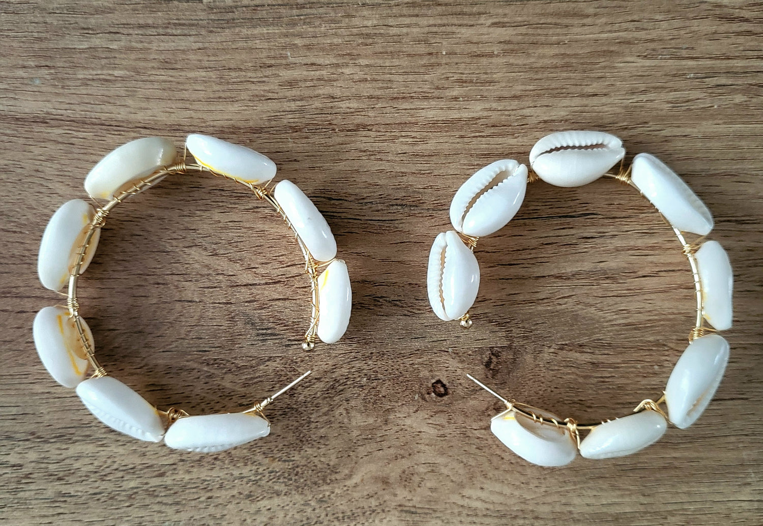 Boucles d'oreilles créoles en coquillage cauris naturel