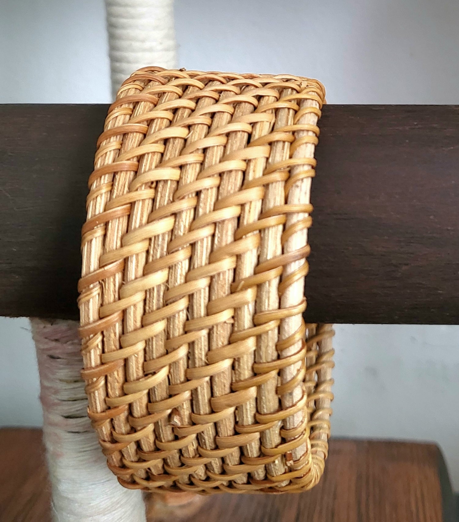 Bracelet en bois brun clair et en bambou tressé