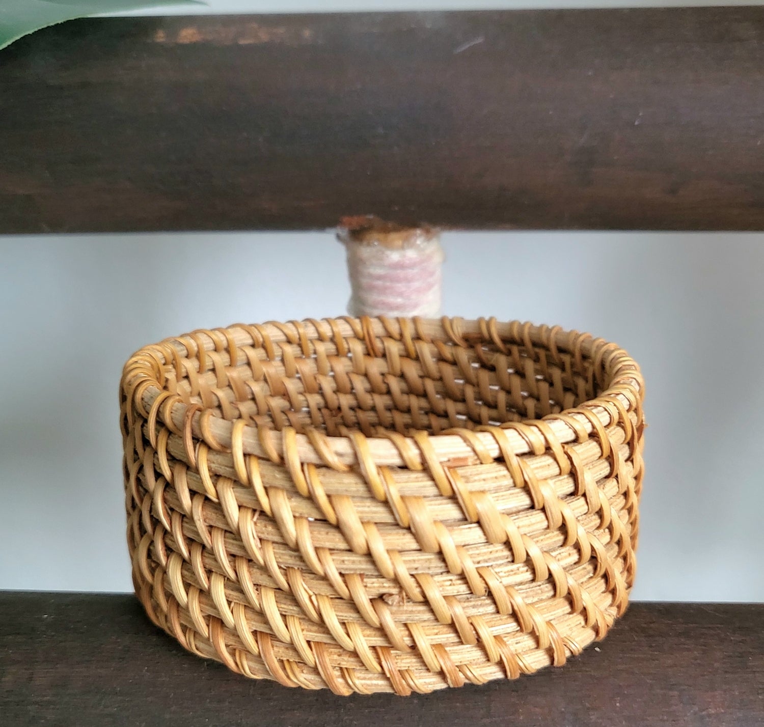 Bracelet en bois brun clair et en bambou tressé