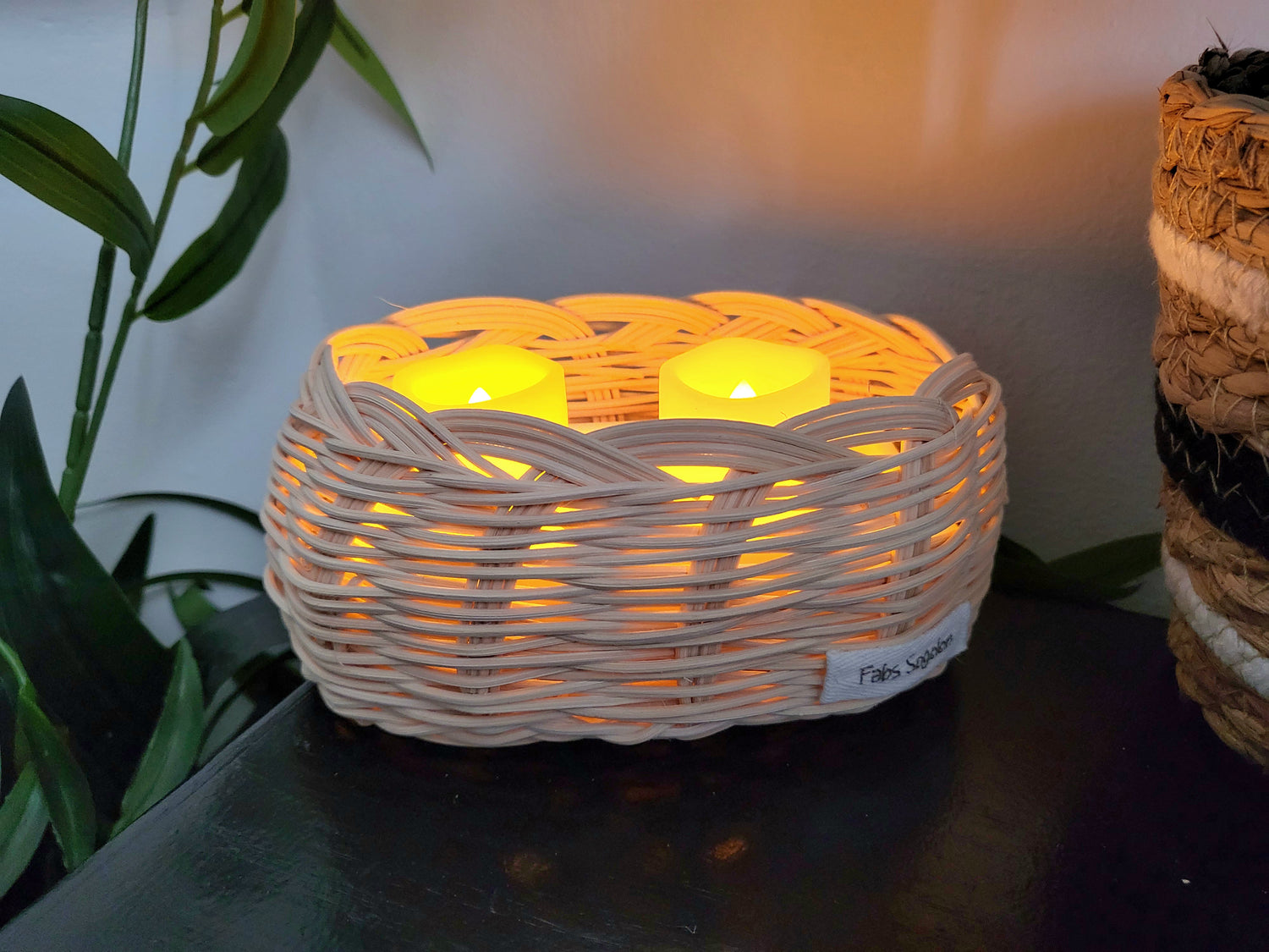 Rattan basket with light (2 flameless LED candles included)