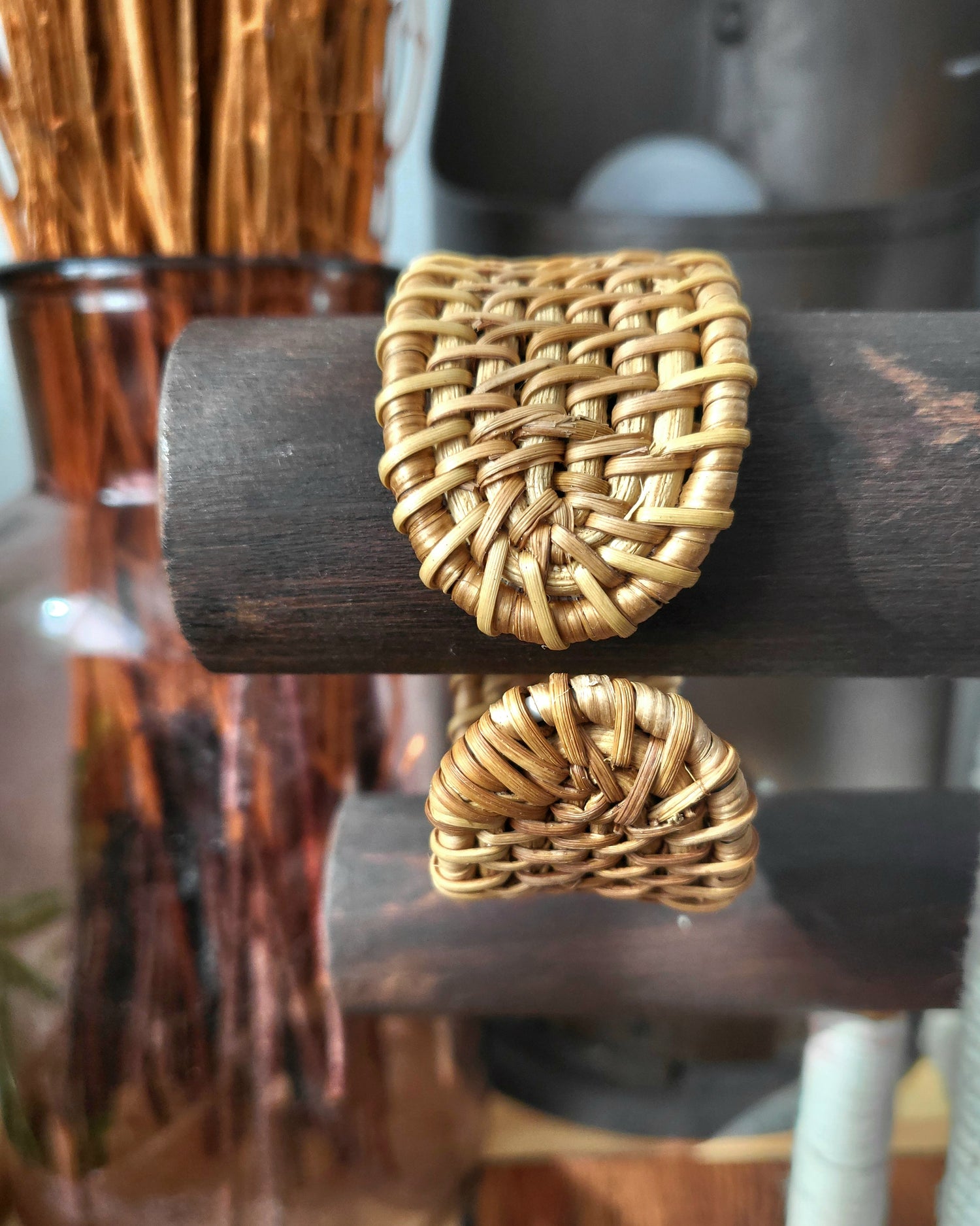 Bracelet en bois brun clair et bambou tressé ajouré