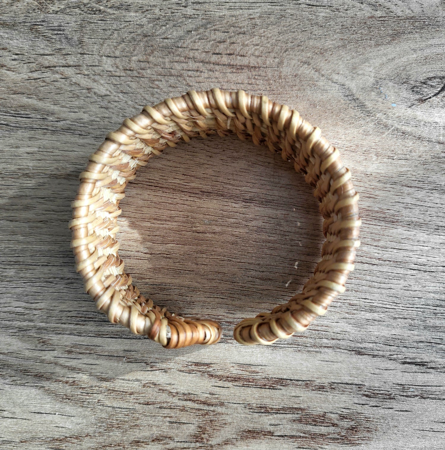 Bracelet en bois brun clair et bambou tressé ajouré